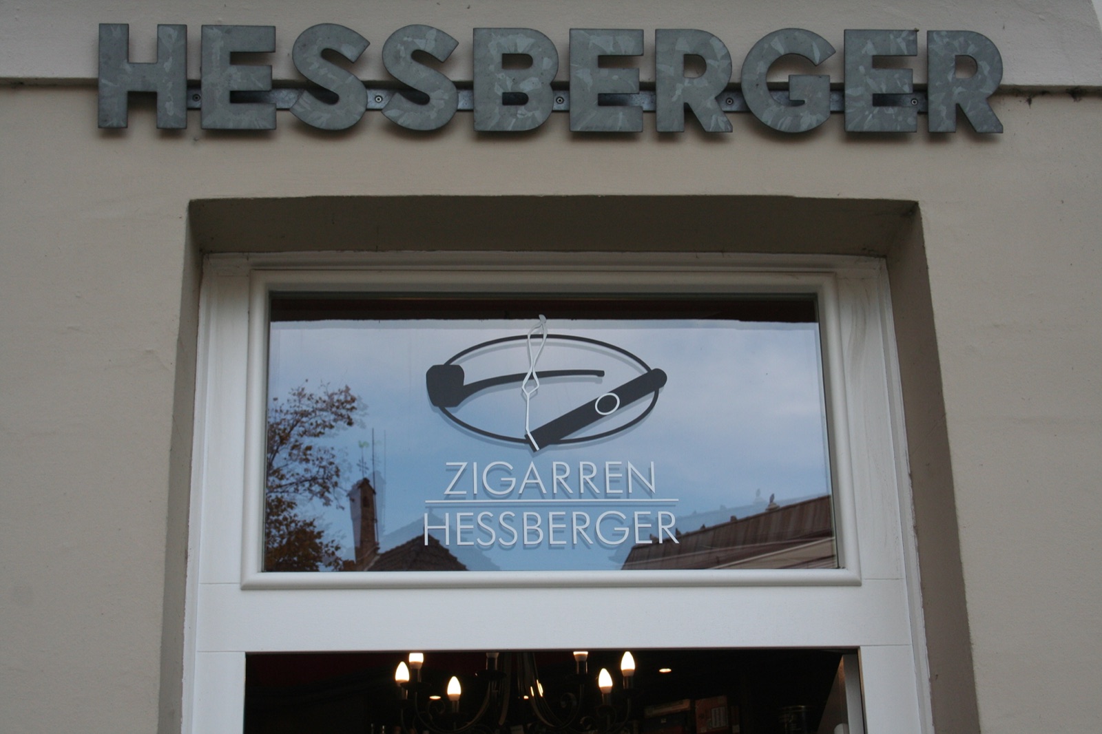 Fassade von Zigarren Hessberger mit dem HESSBERGER-Schriftzug in der Bielefelder Altstadt