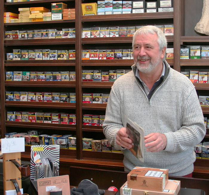 Zigarren Hessberger Inhaber Jürgen Hoffmann in seinem Zigarren Laden in Bielefeld